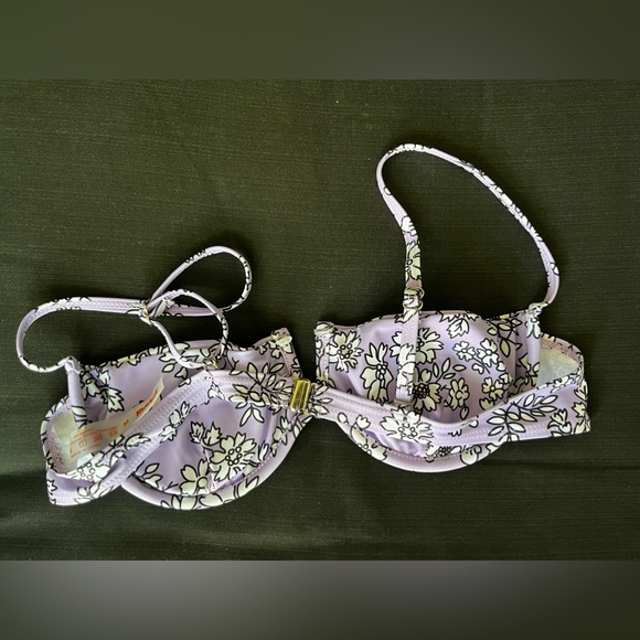 Romwe floral bikini top in size M, but is is actually size small - Picture 3 of 3